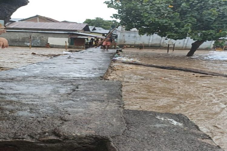 Sejumlah wilayah di Kabupaten Dompu diterjang banjir setelah hujan deras mengguyur daerah setempat berjam-jam