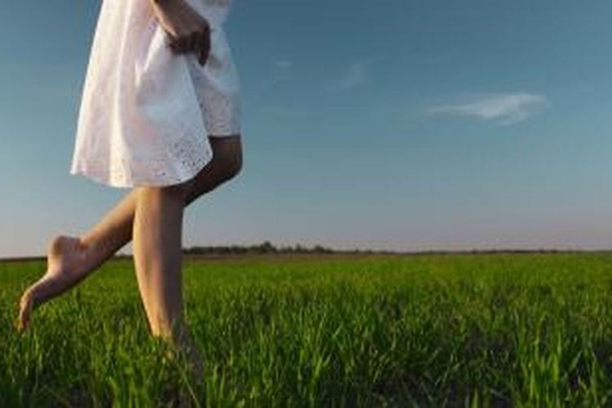 Manfaat jalan kaki di atas rumput