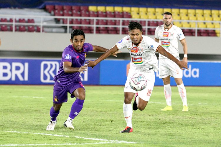 Pemain muda Persija Jakarta Alfrianto Nico divaga ketat pemain Persik Kediri Agil Munawar pada pertandingan pekan 10 Liga 1 2021 yang berakhir dengan skor 2-2 di Stadion Monahan Solo, Sabtu (30/10/2021) malam.