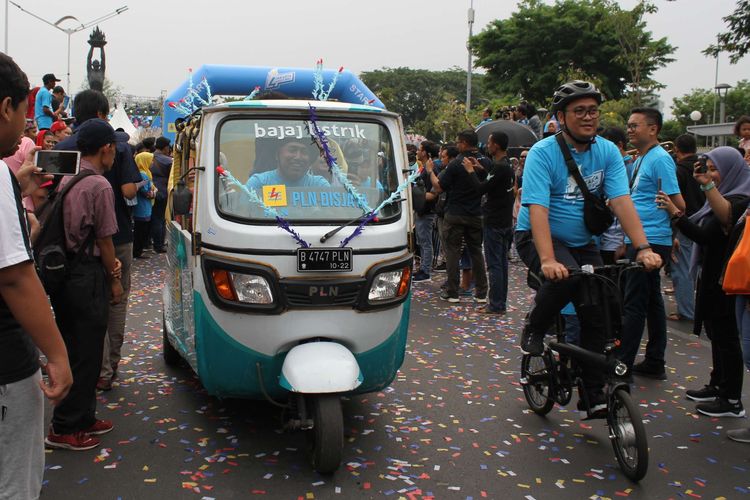 Pegendara konvoi menggunakan bajaj elektrik di Festival Jakarrta Langit Biru, Bundaran Senayan, Jakarta Pusat, Minggu (27/10/2019). Kampanye tersebut bertujuan mengenalkan kendaraan listrik yang ramah lingkungan guna mengurangi polusi udara.