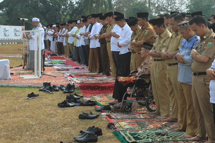 Shalat Istisqa untuk meminta hujan di gelar di halaman Griya Agung Palembang oleh jajaran Pemprov Sumsel dan seluruh Organisasi Perangkat Daerah (OPD), Selasa (27/8/2019).