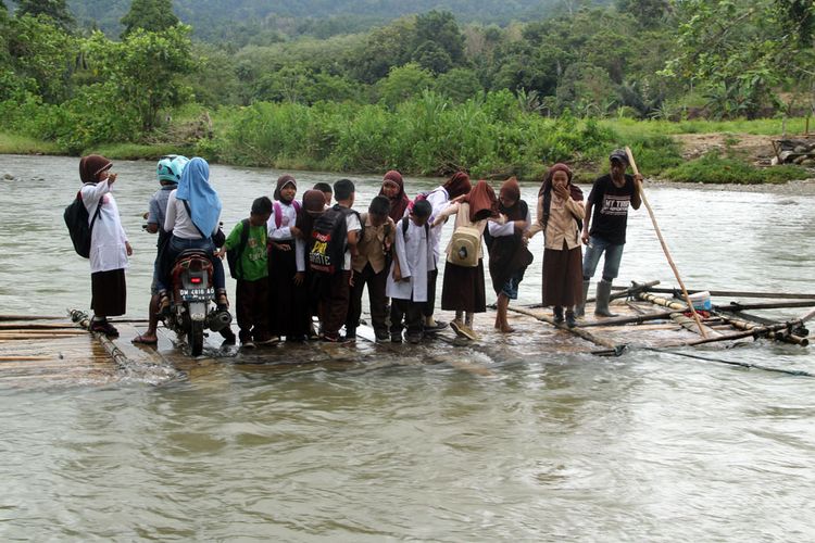 Sejumlah siswa menumpang rakit bambu untuk menyeberangi Sungai Mongiilo di Kecamatan Bulango Ulu Kabupaten Bone Bolango