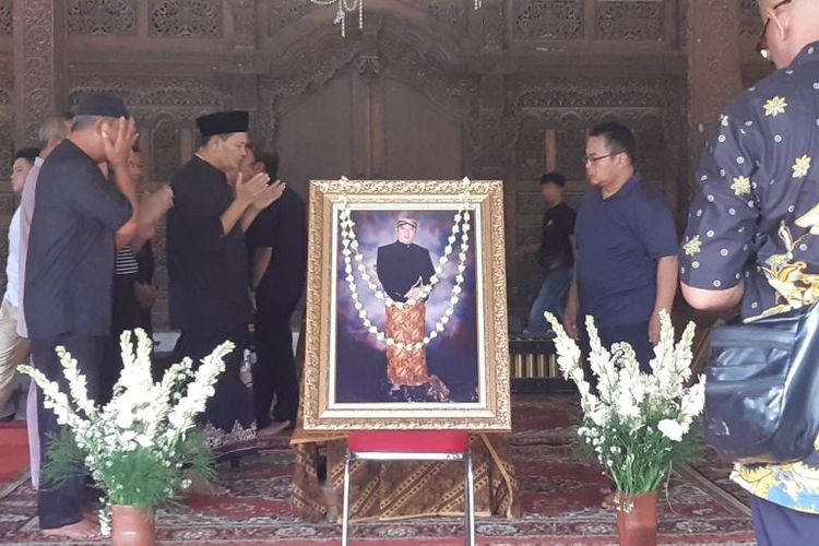 Jenazah Ki Ageng H Anom Suroto Lebdo Nagoro (77) atau akrab disapa Ki Anom Suroto disemayamkan di Kebon Seni Timasan, Makamhaji, Kartasura, Sukoharjo, Jawa Tengah, Kamis (23/10/2025).