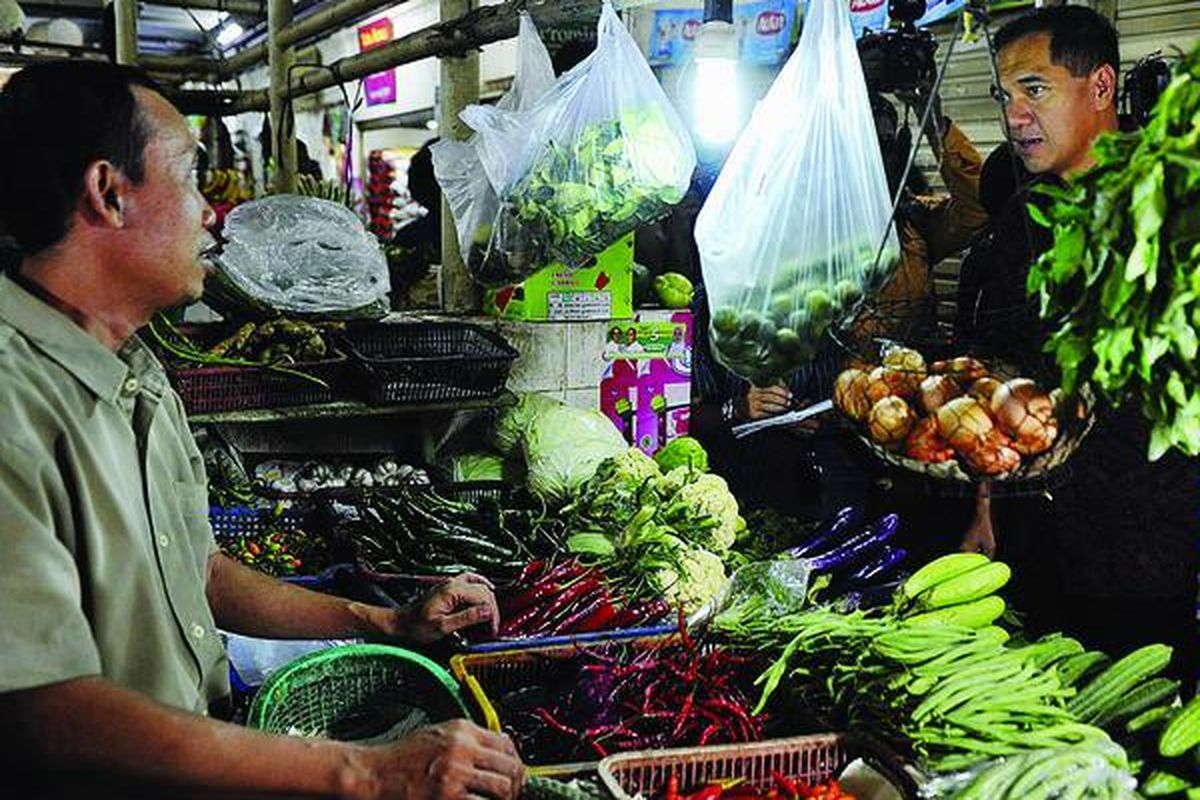 Menteri Perdagangan Gita Wirjawan menanyakan harga-harga komoditas yang dijual pedagang di Pasar Santa, Jakarta, Rabu (18/7).  Harga barang mulai naik menjelang bulan puasa. Selain itu, produk tak layak juga mulai beredar di sejumlah daerah. 