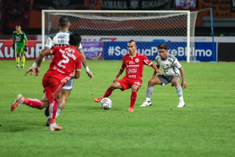 Riko Simanjuntak menguasai bola dibayangi Daisukes Sato dalam pertandingan tunda pekan ke-28 Liga 1 2022-2023 antara Persija Jakarta vs Persib Bandung, Jumat (31/3/2023) di Stadion Patriot Candrabhaga Bekasi.