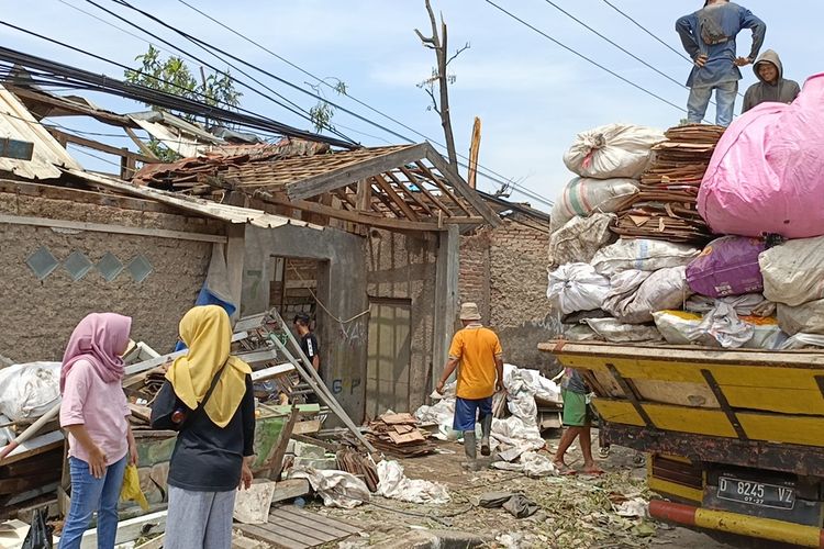 Warung dan kios dj aepanjang Jalan Raya Bandung-Garut, Rancaekek, Kabupaten Bandung, Jawa Barat yang rusak akibat angin puting beliung yang terjadi pada Rabu (21/2/2024)