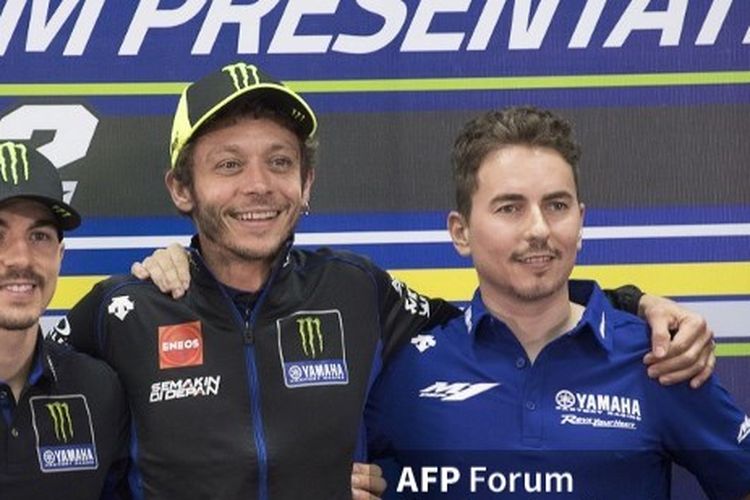 Maverick Vinales, Valentino Rossi, dan Jorge Lorenzo saat menghadiri peluncuran tim Yamaha Factory Racing di Sirkuit Sepang, Malaysia pada 6 Februari 2020.