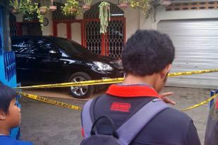 Mobil Toyota Harrier milik Ketua Majelis Pertimbangan PAN Amien Rais ditembak oleh orang tak dikenal. Penembakan terjadi pada Kamis (6/11/2014) dini hari di rumah Amien, Yogyakarta.
