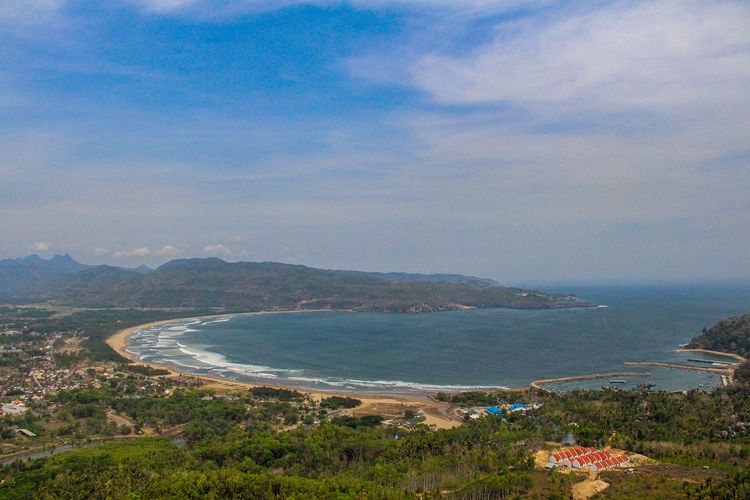 Pemandangan indah dari Pantai Klayar di Teluk Pacitan, dengan pasir putih yang bersih dan batu karang unik yang menjulang