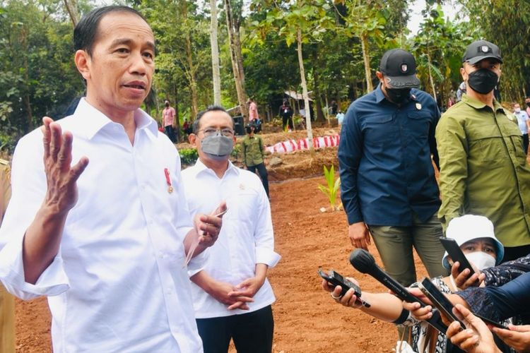 Presiden Joko Widodo memberikan keterangan pers usai meninjau penanaman pohon kelapa genjah di Kabupaten Sukoharjo, Jawa Tengah, Kamis (11/8/2022).