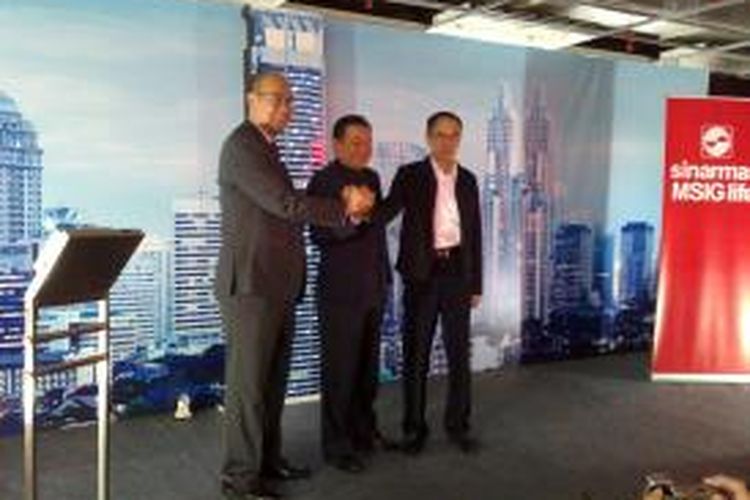 Johnson Chai, Presiden Direktur Sinarmas MSIG Life (Kiri) setelah peresmian topping off Sinarmas MSIG Tower di Jakarta, Senin (14/4/2014).