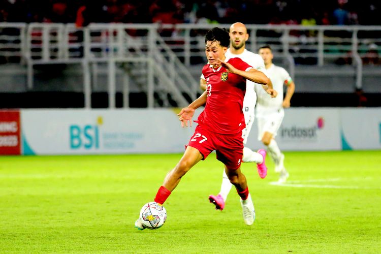 Pemain Timnas Indonesia Rafael William Struick menggiring bola melewati pemain Palestina saat pertandingan FIFA Matchday yang berakhir dengan skor 0-0 di Stadion Gelora Bung Tomo Surabaya, Rabu (14/6/2023) malam.