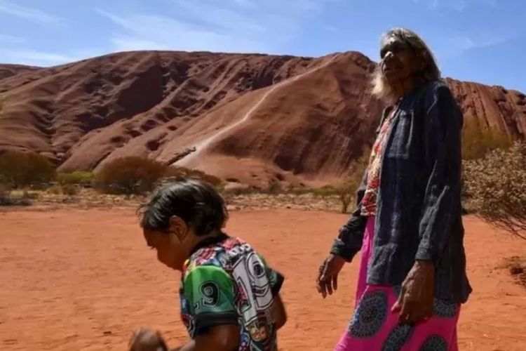 Bagi warga Aborigin, Uluru adalah tempat suci.
