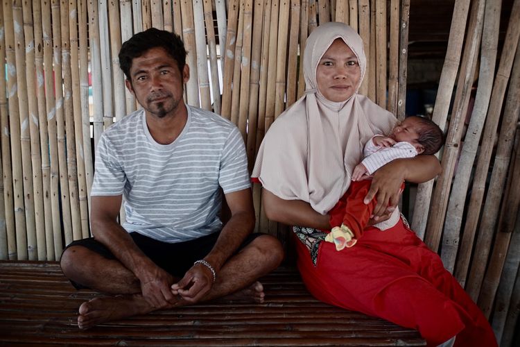 Potret keluarga Herman (36), salah satu warga di Pulau Messah yang sempat merasakan sulitnya transportasi untuk menuju pusat layanan kesehatan ketika istrinya hendak melahirkan, saat ditemui tim Dompet Dhuafa, Jumat (6/10/2023).
