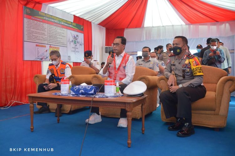 Menteri Perhubungan (Menhub) Budi Karya Sumadi saat meninjau arus mudik di Semarang, Jumat (29/4/2022).
