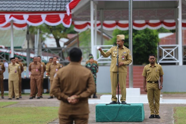 Penjabat Wali Kota Lhokseumawe, Provinsi Aceh, Imran dalam apel rutin di Lapangan Hiraq, Kota Lhokseumawe, Senin (22/8/2022).
