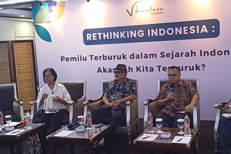 Tokoh pendukung Paslon capres-cawapres nomor urut 1 dan nomor urut 3 (kanan ke kiri) Sudirman Said, Eros Djarot dan Sandrayati Moniaga dalam acara diskusi di Jakarta Selatan, Sabtu (2/3/2024).