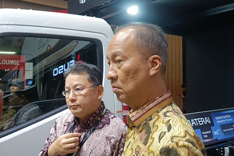 Agus Gumiwang di booth Mitsubishi Fuso