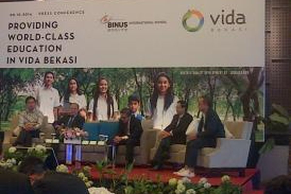 Dari kiri ke kanan: Edward Kusma, Tommy Wang, Stephen Wahyudi, Ang Wee Hiong, dan Andra Matin saat bincang-bincang dalam Konferensi Pers “Binus International School” di The Vida Building, Jakarta, Rabu (8/10/2014).