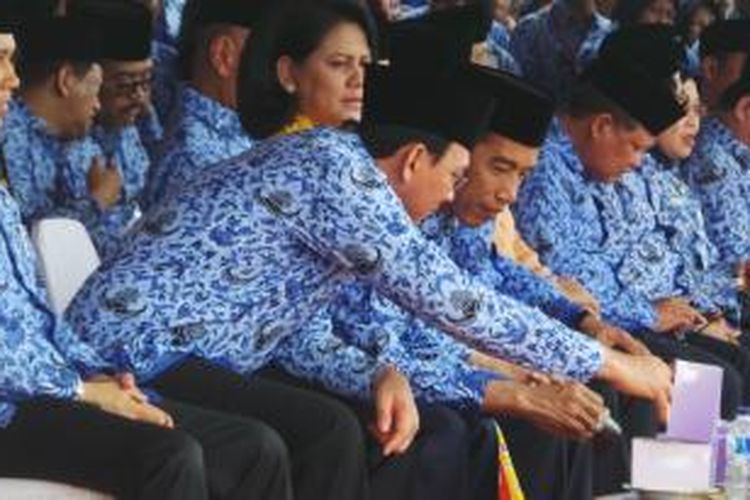 Presiden Joko Widodo (tengah) bersama Gubernur DKI Jakarta Basuki Tjahaja Purnama (dua dari kiri) dan Menteri Pemberdayaan Aparatur Negara Yuddy Chrisnandi (kiri) di silang Monas, Jakarta, Senin (1/12/2014).