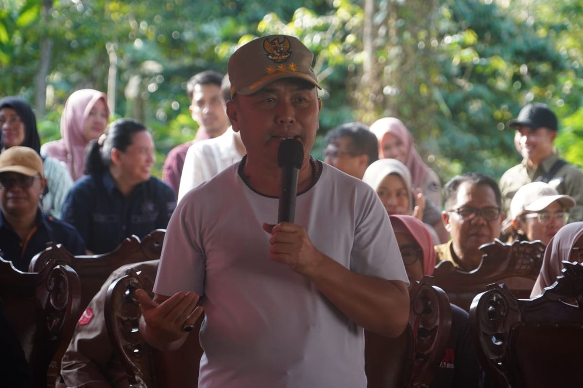 Gubernur Kalimantan Tengah (Kalteng) Sugianto Sabran bersama Wakil Gubernur (Wagub) Kalteng Edy Pratowo membuka Pasar Penyeimbang di Kantor Camat Jabiren, Kecamatan Jabiren Raya, Kabupaten Pulang Pisau, Jumat (26/1/2024). 
