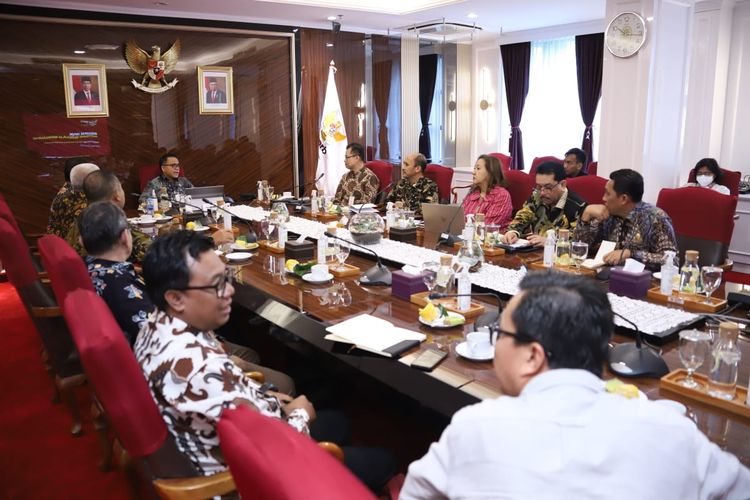 Menteri Pendayagunaan Aparatur Negara dan Reformasi Birokrasi (Menpan RB) Abdullah Azwar Anas saat menerima Transparansi Internasional Indonesia (TII) di Kantor Kementerian PANRB, Jakarta, Kamis (18/1/2024).
