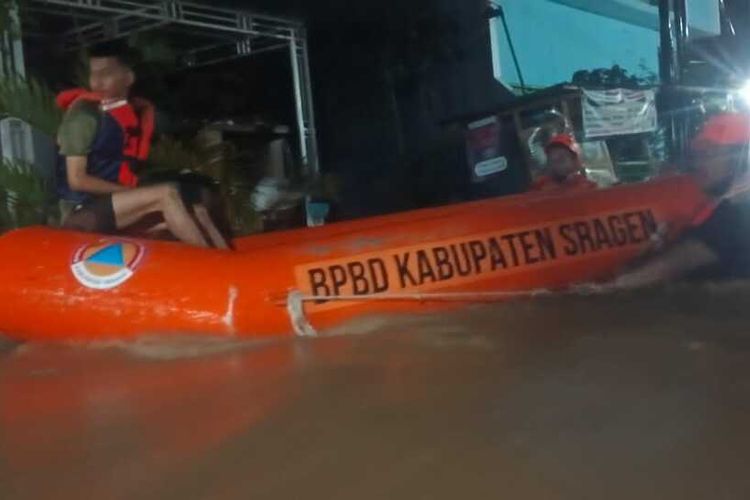 Tim BPBD Kabupaten Sragen sedang melakukan pemantauan dan evakuasi korban banjir akibar hujan deras, pada Selasa (5/4/2024).