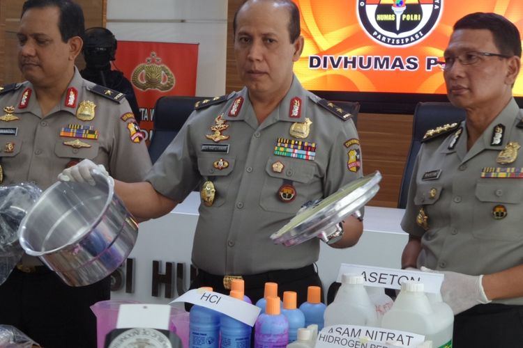 Kepala Divisi Humas Polri Irjen Boy Rafli Amar memperlihatkan jenis panci yang digunakan sebagai wadah bom yang diledakkan di Bandung beberapa waktu lalu. Sejumlah barang bukti dari hasil penggeledahan juga diperlihatkan di Divisi Humas Polri, Jakarta, Senin (13/3/2017).
