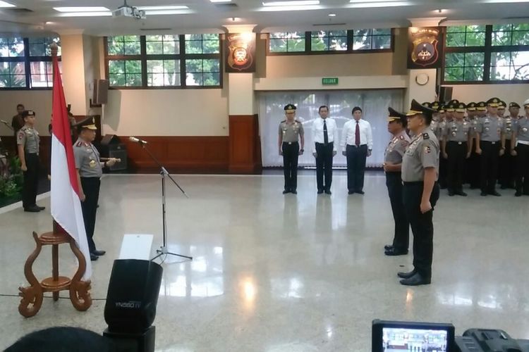 Kapolri Jenderal Tito Karnavian menjadi inspektur upacara kenaikan pangkat 16 perwira tinggi dan menengah Polri, di Gedung Rupatama, Mabes Polri, Jakarta, Selasa (12/12/2017).