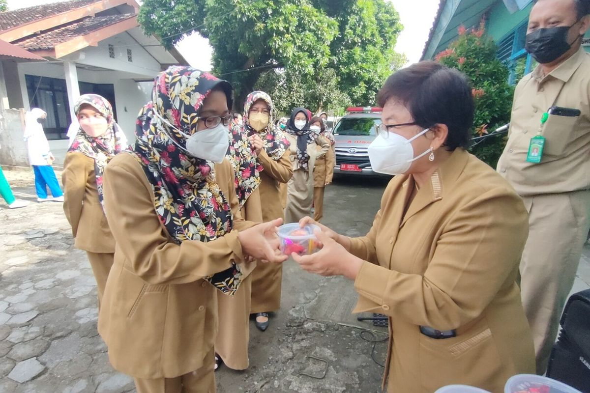 Kepala Puskesmas I Sentolo, Dokter Renny Lo, merayakan Imlek atau tahun baru China dengan membagi pada masing-masing pegawai sebuah paket kecil berisi kue keranjang dan makanan serba manis di Puskesmas I Sentolo, Kapanewon Sentolo, Kabupaten Kulon Progo, Daerah Istimewa Yogyakarta.