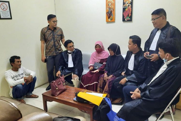 Kedua terdakwa Maemanah (kerudung hitam) dan Rokidah (kerudung pink) saat menghadiri sidang perdana di Pengadilan Negeri Serang