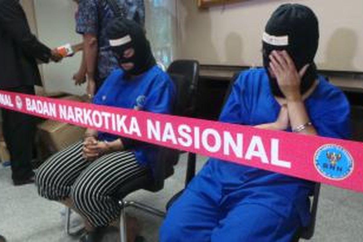 Dua wanita kurir narkoba yakni Santi (45) dan Ana (34) dibekuk aparat BNN karena kedapatan menjadi kurir sabu sebanyak 12,29 kg.
