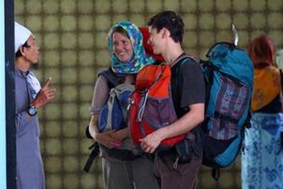 ILUSTRASI - Backpacker mancanegara berbincang dengan pengunjung muslim di Masjid Al Mashun, Medan, Sumut, Selasa (15/8/2011). Di bulan Ramadhan banyak wisatawan mengunjungi masjid yang dibangun pada permulaan abad ke-20 ini. 