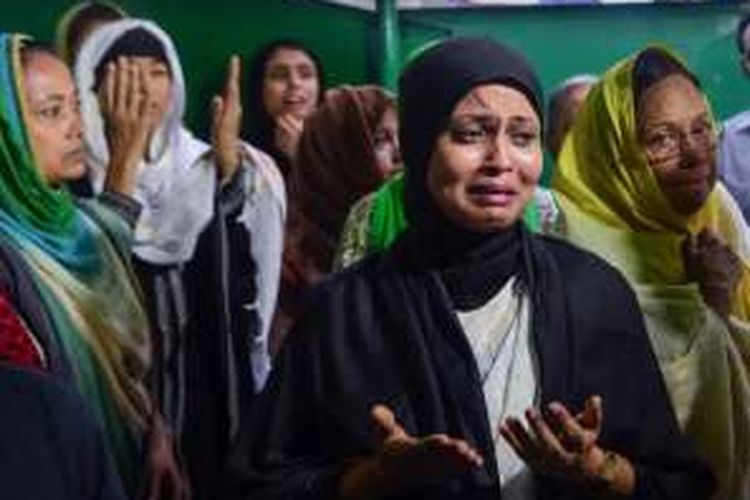 Duka para keluarga dari dua korban serangan dan penyanderaan teroris di sebuah restoran di Dhaka, Banglades, Senin, 4 Juli 2016. Sepekan terakhir sejumlah serangan bom terjadi di beberapa negara antara lain Turki, Bangladesh, Irak, Arab Saudi, dan terbaru terjadi di Solo, Indonesia.
