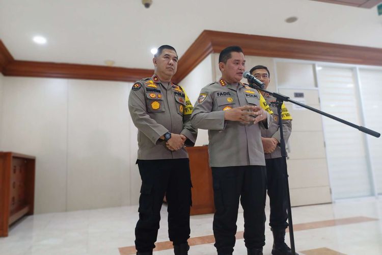 Kepala Badan Pemelihara Keamanan (Kabaharkam) Komjen Pol Fadil Imran (menggunakan mikrofon) saat konferensi pers di Gerung Nusantara III Komplek Parlemen Senayan, Jakarta, Rabu (15/11/2023).