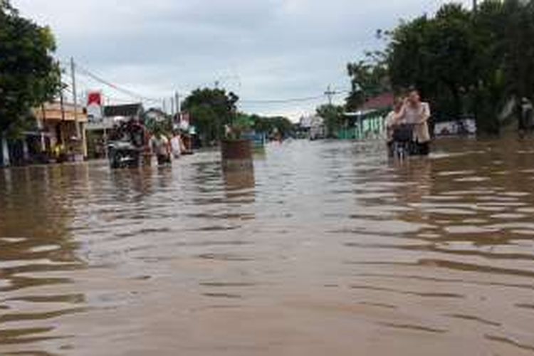 Kondisi ruas Jalur Pantura di Desa Tambakrejo, Kecamatan Kraton, Kabupaten Pasuruan, Jawa Timur yang terendam banjir, Kamis (30/6/2016)