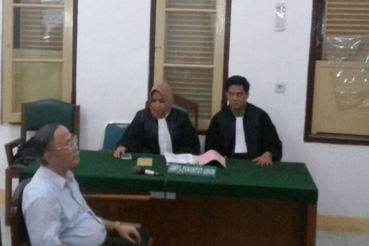 Mantan Bupati Nias Binahati Benedictus Baeha kembali menjalani persidangan di Pengadilan Tipikor pada Pengadilan Negeri Medan, Kamis (26/10/2017).