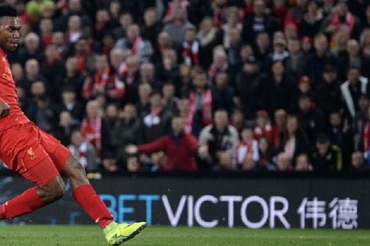 Daniel Sturridge mencetak gol kedua Liverpool ke gawang Tottenham pada pertandingan Piala Liga di Anfield, Selasa (25/10/2016).