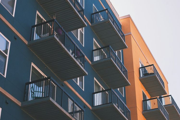 Ilustrasi rumah susun atau apartemen.