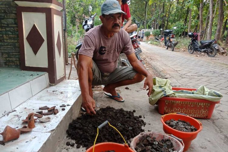 Uang kepeng dari Cina ditemukan di Desa Betek Kecamatan Mojoagung, Kabupaten Jombang, Jawa Timur, saat warga menggali tanah untuk membangun fondasi rumah, Kamis (20/5/2021).