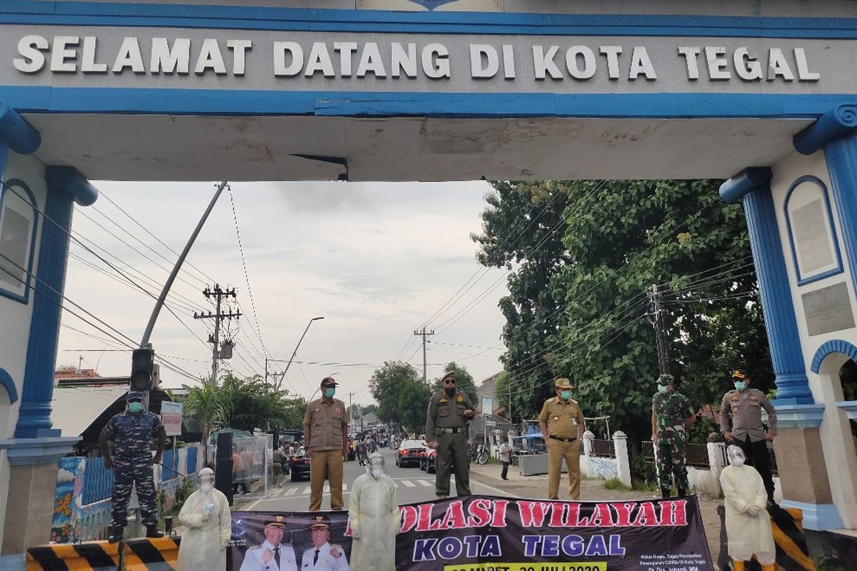 Wali Kota Dedy Yon Supriyono dan anggota Forkompimda Kota Tegal usai menutup akses perbatasan Kota dan Kabupaten Tegal di Kelurahan Debong, Tegal Selatan, Minggu (30/3/2020)