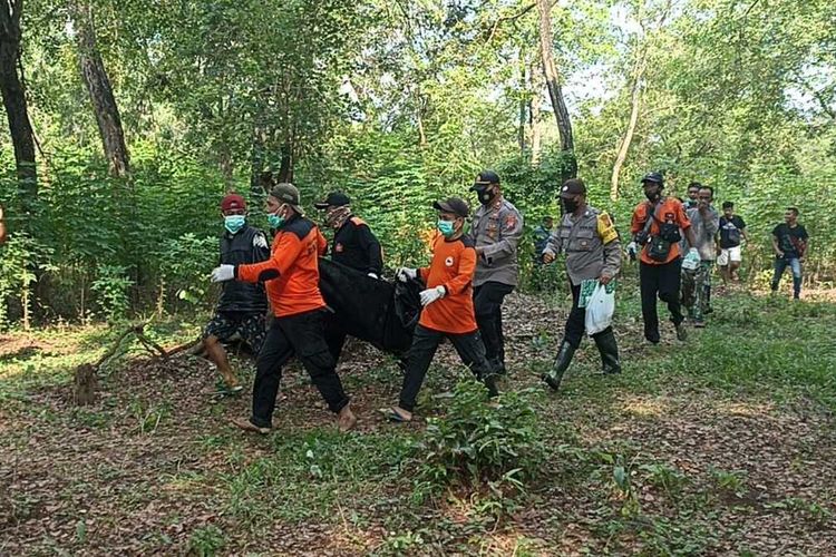 Jasad dalam kondisi membusuk ditemukan warga tersangkut diranting pohon di aliran Sungai Ketonggo masuk wilayah Desa Babadan, Kabupaten Ngawi. Korban diduga warga Kecamatan Kendal yang dilaporkan terseret banjir 2 pekan lalu dan belum diketahui nasibnya.