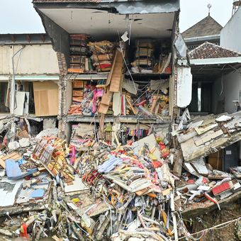 Kondisi bangunan ruko yang hancur diterjang banjir terlihat di kawasan Jalan Sulawesi, Denpasar, Bali, Rabu (10/9/2025). Sejumlah bangunan seperti ruko, toko dan rumah warga di wilayah Denpasar mengalami kerusakan akibat banjir yang terjadi di sejumlah titik sejak Rabu pagi. 