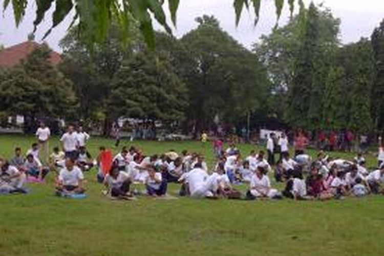 Komunitas Bali Happy Movement terapi tertawa di Lapangan Renon Denpasar