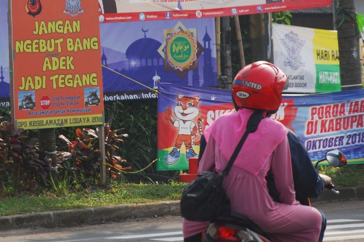 Pengendara sepeda motor saat melintas di Simpang Gadog, Ciawi, Bogor, Jawa Barat, Kamis (14/6/2018).