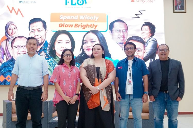 Narasumber berfoto bersama pada acara FLOW Spend Wisely, Glow Brightly.