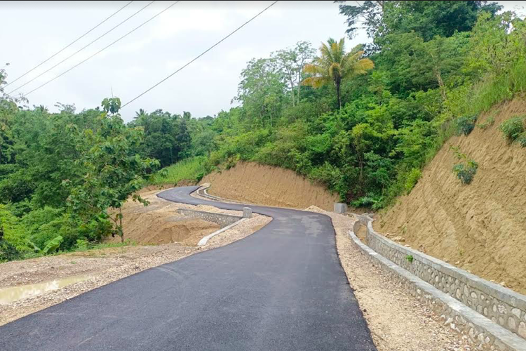 Proyek peningkatan jalan daerah Tetaf-Sp. Niki-Niki sepanjang 14 kilometer di Kecamatan Kuatnana, Kabupaten Timor Tengah Selatan (TTS), Nusa Tenggara Timur (NTT), saat ini terus berlanjut. 