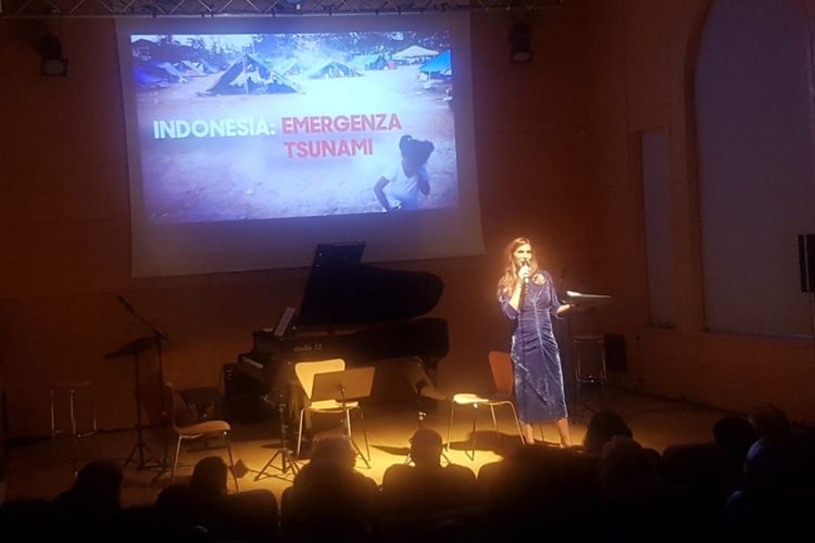 Rangkaian acara dipandu oleh bintang televisi Italia, Veronica Maya.