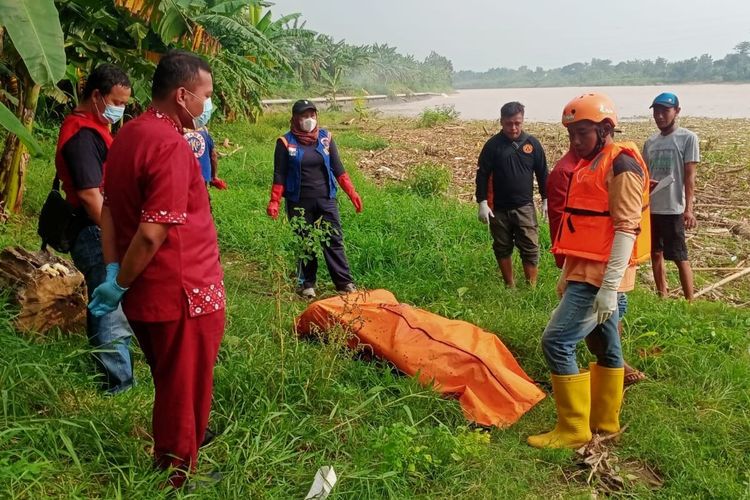 Petugas Polsek Tarik Sidoarjo Beserta Warga Saat Melakukan Pengecekan di TKP Penemuan Mayat Tanpa Identitas di Sungai Brantas Rolak Songo Sidoarjo, Kamis (02/12/2021).