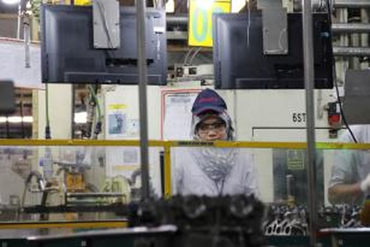 Kini, perempuan pun mampu bekerja di industri manufaktur.
